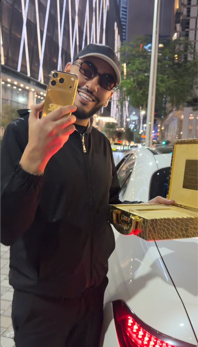 Golden iPhone 17 Pro Max
