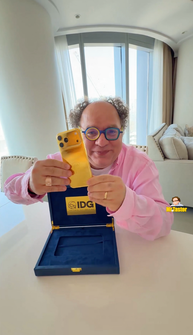 Golden iPhone 17 Pro Max